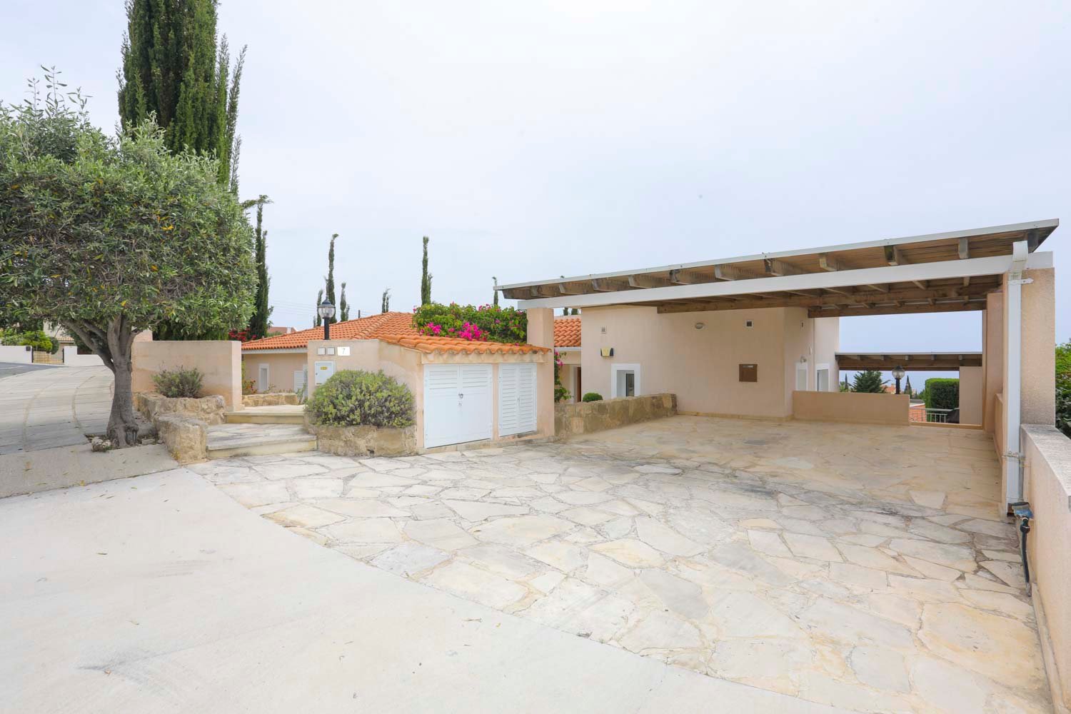 Carport og adkomst til boligen