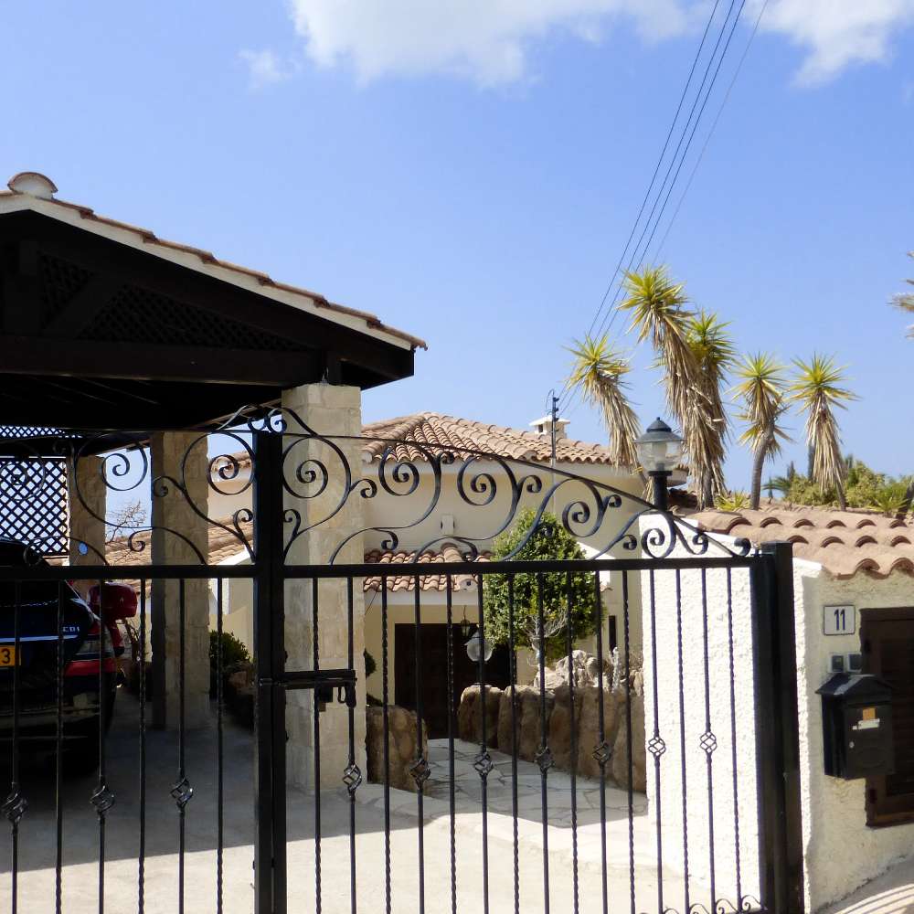 Main entrance with carparking